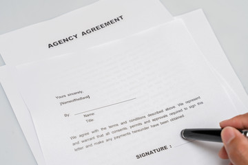 Obraz premium Agency contract form and fountain pen