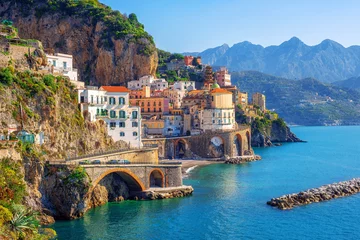  Atrani-stad aan de kust van Amalfi, Sorrento, Italië © Boris Stroujko