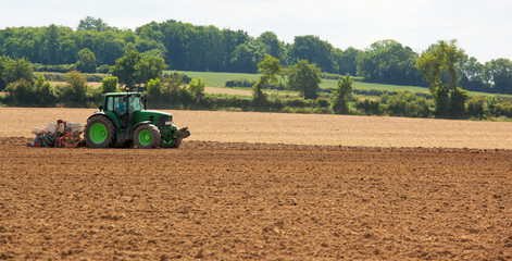 Tracteur dans un champ en France