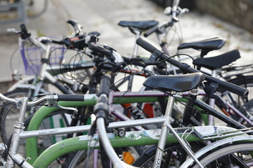 Fototapeta na wymiar Viele Fahrräder als close up in einer Reihe