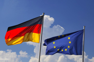 Deutsche und europäische Flagge wehen im Wind