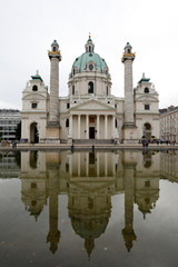 Fototapeta na wymiar Karlskirche Wien Österreich mit See und Spiegelung in Wasser