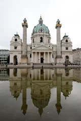 Deurstickers Karlskirche Wien Österreich mit See und Spiegelung in Wasser © Oda Hoppe