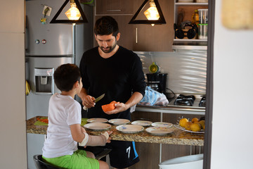 Padre latino hace desayuno para su hijo