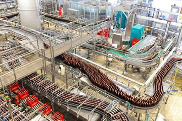 Abfüllen von Bier in Glasflaschen am Fliessband in einer modernen Brauerei // Filling of beer in...