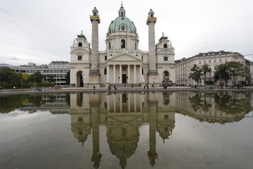 Fototapeta na wymiar Karlskirche Wien Österreich mit See und Spiegelung in Wasser