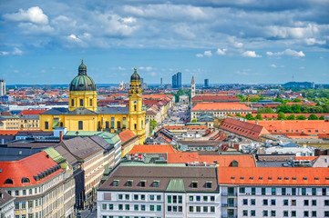 Obraz premium An aerial view of Munich, Bavaria, Germany on a cloudy day.
