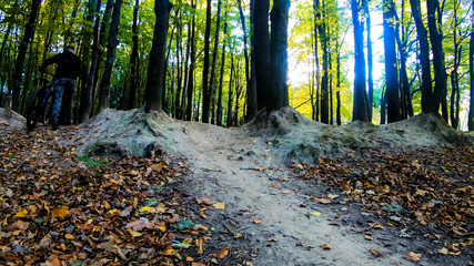 Amateur mtb rideron the trail in the autumn season