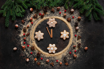 Brown sugar, gingerbread and Christmas spices in the shape of a watch dial. Five minutes to twelve. Christmas Eve, New Year.