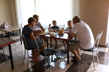 Obraz na płótnie Canvas Family has breakfast
