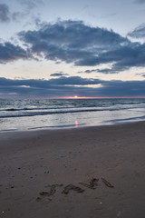 El nobre de JAVI escrito en la arena en la puesta de sol, en la playa de El Palmar, perteneciente a...