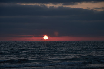 Puesta de sol en la playa de El Palmar, perteneciente a Vejer de la Frontera, en la provincia de Cádiz. Andalucía. España