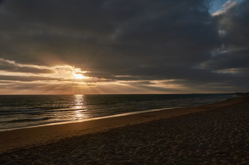 Puesta de sol en la playa de El Palmar, perteneciente a Vejer de la Frontera, en la provincia de Cádiz. Andalucía. España