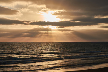 Obraz premium Puesta de sol en la playa de El Palmar, perteneciente a Vejer de la Frontera, en la provincia de Cádiz. Andalucía. España
