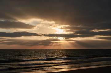 Puesta de sol en la playa de El Palmar, perteneciente a Vejer de la Frontera, en la provincia de Cádiz. Andalucía. España