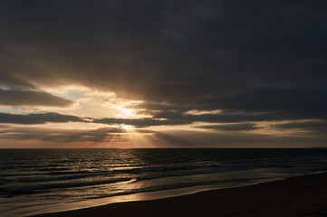 Puesta de sol en la playa de El Palmar, perteneciente a Vejer de la Frontera, en la provincia de...