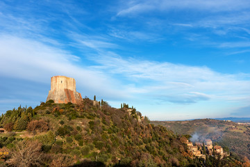 Fototapeta na wymiar Amazing landscape of the Tuscan countryside with the medieval fortress Rocca of Tentennano on the hill in winter.