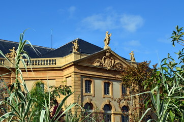 Theater in Metz unter blauem Himmel