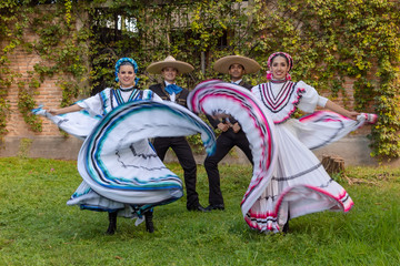 Obraz na płótnie Canvas Charro Adelitas exterior baile regional Mexicano cultura