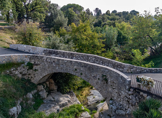 Pont en pierre &agrave; Tourrettes sur Loup