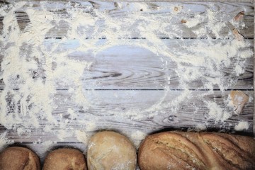 Variedad de panes, sobre tabla con harina