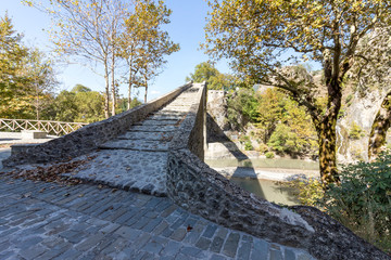 Steinbogenbrücke in Konitsa, Griechenland - 295942274