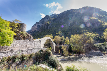 Steinbogenbrücke in Konitsa, Griechenland - 295942418