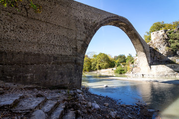 Fototapeta na wymiar Steinbogenbrücke in Konitsa, Griechenland