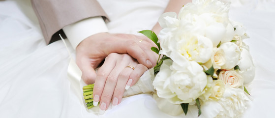 Obraz na płótnie Canvas Bride and groom's hands
