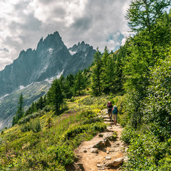 Fototapeta na wymiar Deux randonneurs dans les Alpes