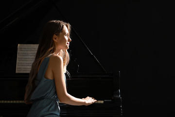 Beautiful young woman at grand piano © Pixel-Shot