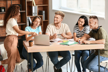 Obraz premium Group of students preparing for exam in university