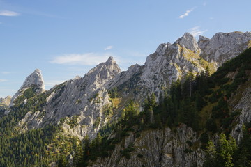 Aussicht auf die Allgäuer Alpen im Herbst bei blauem Himmel