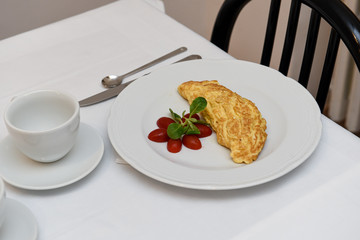 Piatto con un'omelette servita a colazione in un albergo