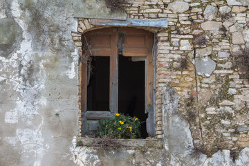 Fototapeta na wymiar La porta fantasma (Craco, Basilicata)