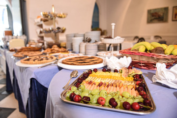 buffet della colazione con dolci e frutta
