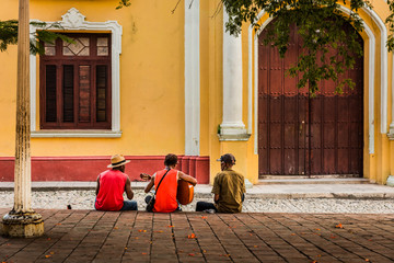 Músicos callejeros en Cuba, Trinidad.