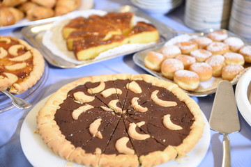 buffet della colazione con dolci e frutta