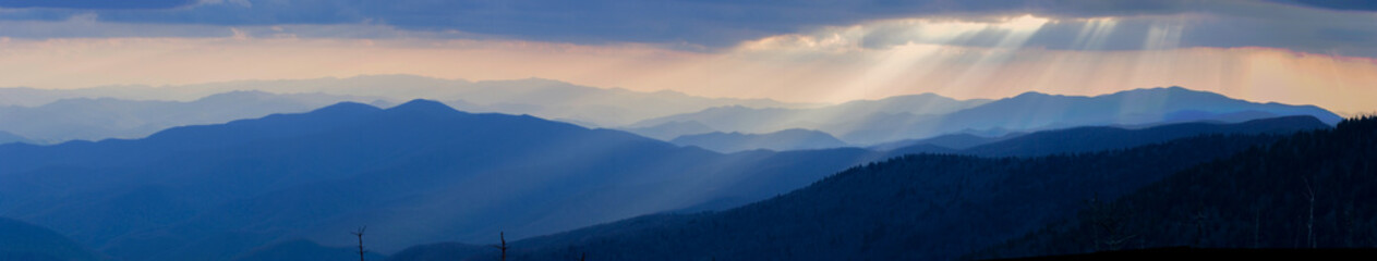 Fototapeta na wymiar panorama of sunset in the smoky mountains