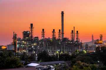 Obraz premium Panorama wide-angle Large oil and gas refinery industrial area and beautiful lighting at Twilight.