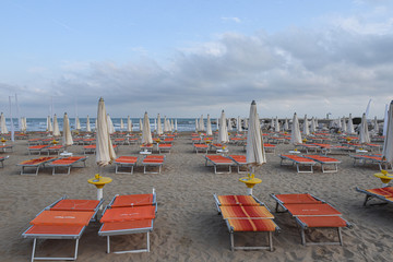 spiaggia di sabbia attrezzata con ombrelloni e lettini