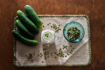 Licuado verde de pepino menta y semillas de zapallo con iluminacion oscura