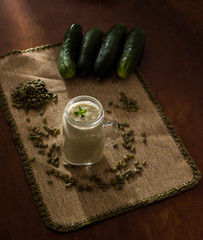 Licuado verde de pepino menta y semillas de zapallo con iluminacion oscura