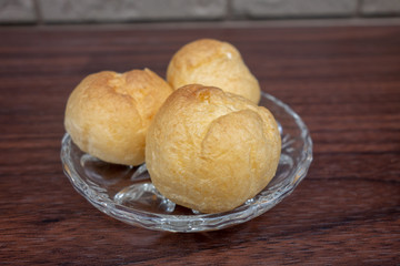 ガラスの器の中の小さなシュークリーム