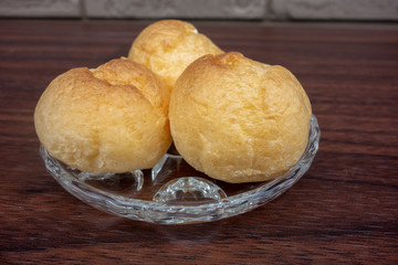 ガラスの器の中の小さなシュークリーム
