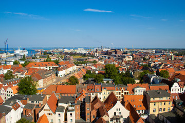 Fototapeta na wymiar ドイツの世界遺産都市ヴィスマールの街並み（St.Georgen教会からの眺め）