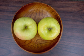 木製の器に入った青森産のリンゴ