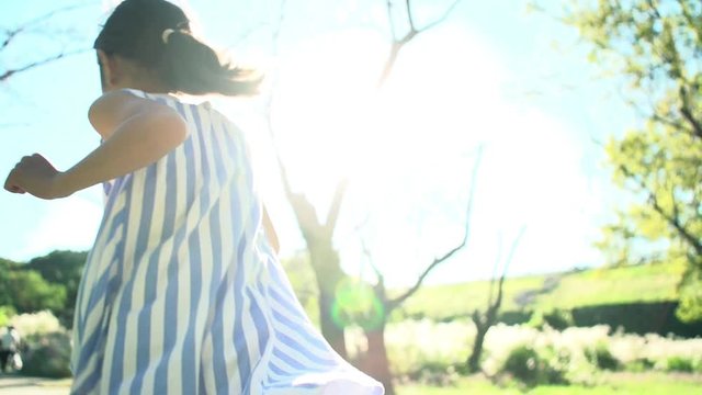 公園で走る子ども