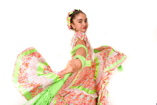ni&ntilde;a bailarina latina mexicana con rebozo verde y vestido floreado, jalisco mexico