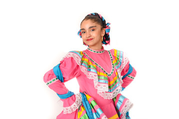 niña latina mexicana con traje folklorico en color rosa y fondo blanco